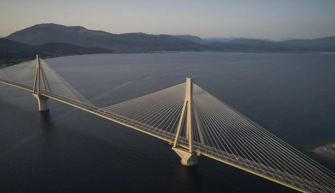 Ρίο Αντίρριο: Σαν σήμερα το 2004 εγκαινιάστηκε η μεγαλύτερη καλωδιωτή γέφυρα του κόσμου